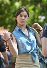 组图：凯拉-奈特莉与马克-鲁弗洛片场谈笑风生