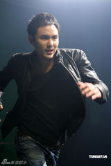 幻灯图集：阮经天赵又廷拍MV 斗演技比身材玩暧昧