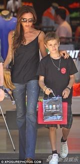 组图：贝嫂携三子女血拼 罗密欧黑框镜显潮范儿