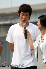 幻灯图集：Rain和曼联选手参加青少年慈善足球活动