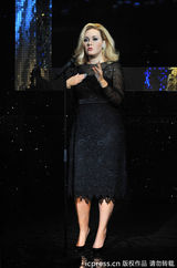 组图：阿黛尔蜡像伦敦揭幕 经典妆容显成熟尊贵