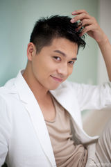 组图：王雷休闲写真有型有款阳光温暖