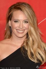 组图：希拉里-达芙金发碧眼甜美 手臂粗壮臃肿