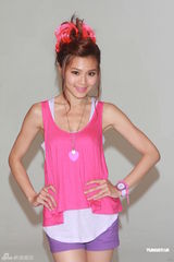 组图：周秀娜大展设计才华 否认与男友感情变淡