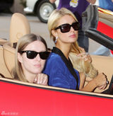 高清组图：帕丽斯-希尔顿和妹妹驾车外出购物