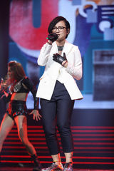 组图：李宇春榜中榜揽3奖 蔡依林险走光