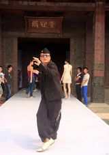 高清图：恬妞孙兴携手秀舞技 欢天喜地迎虎年