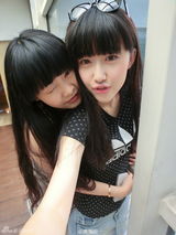 组图：人大形象片登时代广场 校花亮相