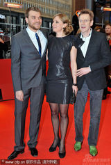 幻灯图集：电影《一家人》首映 导演佩妮莱蓝裙亮眼