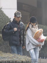 幻灯图：董洁爱子疑似首次曝光 眉眼更似潘粤明