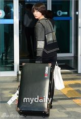 组图：韩星韩智慧裴斗娜飞往法国参加时装秀