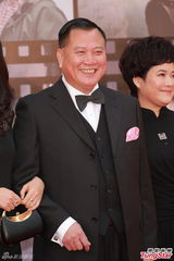 组图：万梓良携太太及亲友亮相金像奖红毯