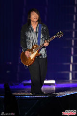 组图：伍佰花朵舞high翻 田馥甄变女神唱压轴