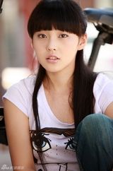 组图：张佳宁拍摄清纯写真 青涩笑容秀率真甜美