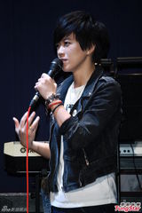 组图：陈威全情人节开唱 张芸京现身站台