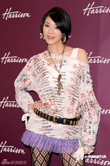 组图：侯佩岑斜肩礼服优雅 娇羞难掩待嫁女儿心