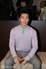 组图：窦骁潮流范儿十足 一脱老气横秋味