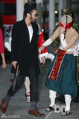 组图：SJ庆出道8周年机场上演变装秀 整疯粉丝