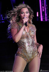 组图：碧昂斯伦敦开唱战袍热辣 老公捧场秀恩爱