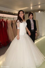 组图：刘璇开心试婚纱 薛佳凝莫慧兰任伴娘