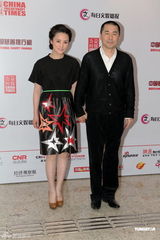 组图：赵薇热衷慈善事业 与林心如咬耳朵换心得