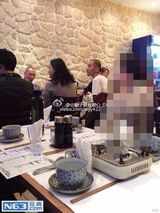 组图：周迅与男友巴黎吃火锅 捏脸互动有爱