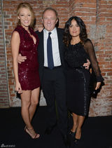 组图：布莱克-莱弗利酒红色亮片裙亮相