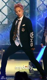 组图：EXO办回归秀咆哮掀高潮 女歌迷激动晕倒