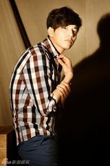 组图：韩国型男元斌拍秋冬服饰广告 搭档文根英