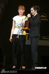 组图：萧敬腾唱《black or white》 向杰克逊致敬