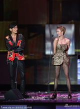 组图：蔡依林周杰伦同台颁奖 遭陶子调侃抱一个