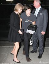 组图：泰勒与小男友十指紧扣深夜同回酒店