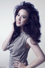 组图：张萌最新美妆大片 浪漫卷发优雅大气