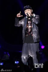 组图：朴宰范等参加HIPHOP音乐节引爆火热现场