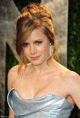 高清组图：艾米-亚当斯蓝色抹胸礼服性感亮相