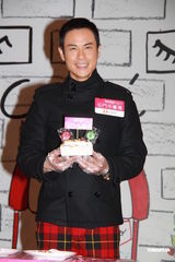 组图：郑嘉颖内地再封帝 出席香港圣诞倒数活动