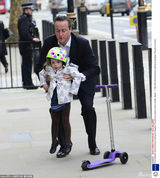 组图：英首相卡梅伦送女上学 萌娃骑爸爸肩头