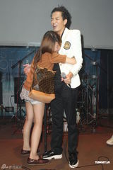 组图：陈晓东35岁生日台湾开唱 遭女歌迷熊抱