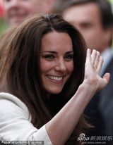 组图：准新娘凯特现身挥手 秀发飘散笑容迷人