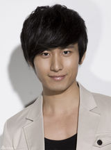 组图：成毅米色西装低调中彰显魅力