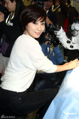 组图：贾静雯关注儿童视力 呼吁早关注早治疗