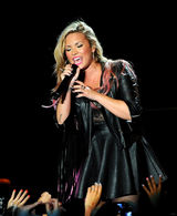 组图：黛米-洛瓦托洛杉矶开唱 挺胸豪唱勾魂四射