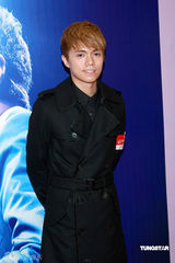 幻灯图：张敬轩与粉丝玩爱的抱抱 扮港姐加冕惹爆笑