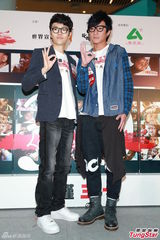 组图：周国贤为贫童苦况落泪 方大同助养儿童