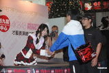 组图：日本组合AKB48成员香港会歌迷热情亲民