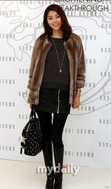 幻灯图集：蔡琳韩智慧等出席化妆品专卖店开业仪式