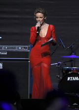 组图：杰西-J双开衩红裙PK凯莉-米洛