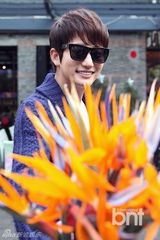 组图：韩星朴施厚抱玩偶街头卖萌开心似孩童