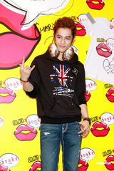 组图：汪东城推自创品牌 自曝性感嘴唇印T恤