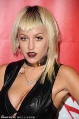 组图：说唱女歌手Candy爆乳抢镜 烈焰红唇送吻